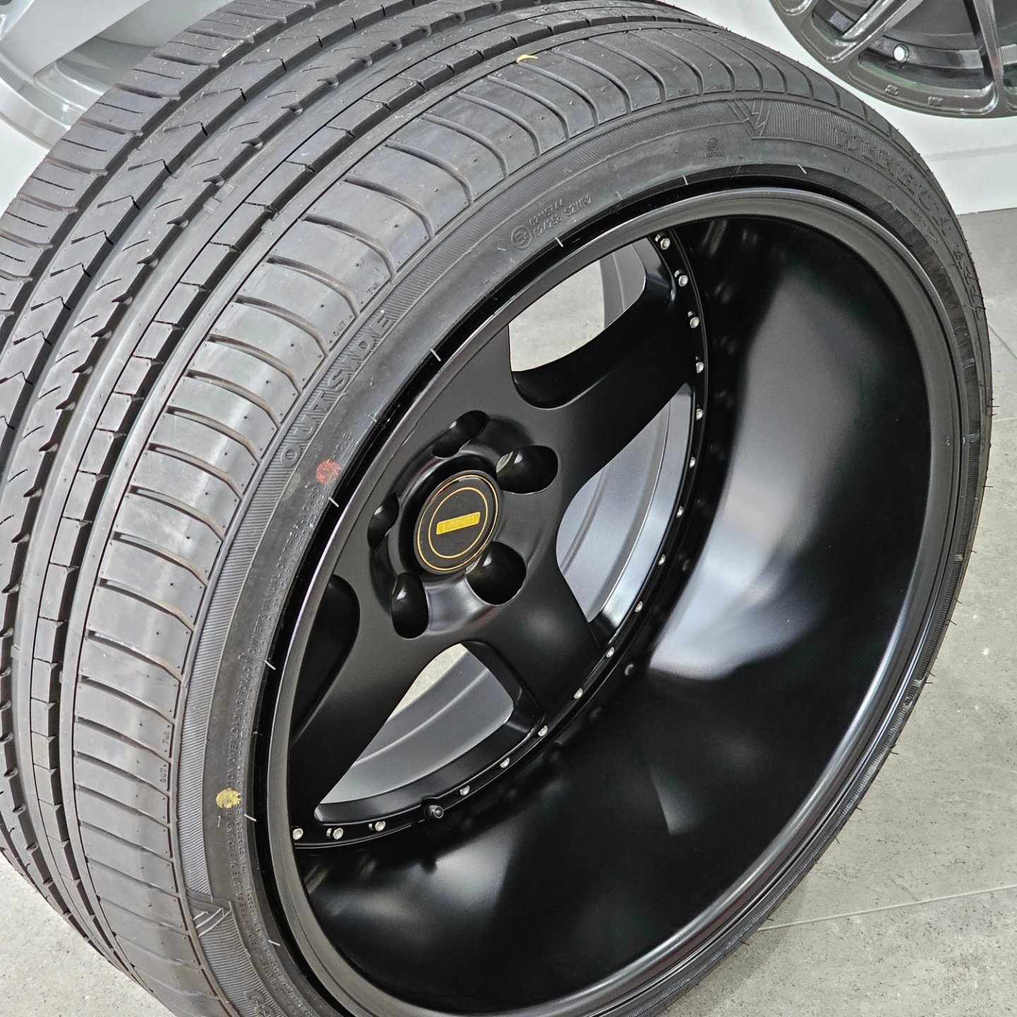Reproduction Fr1 Rims Simmons FR1 20x10 Flow Form Full Satin Black – Gas Wheels & Tyres